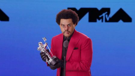 The Snippet of the Weeknd Holding an Award
